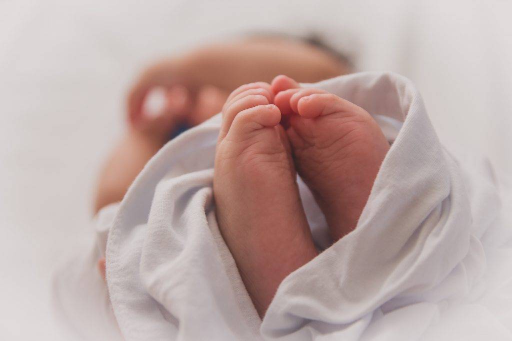 Foto von Babyfüßen repräsentiert das Buch "Oje, ich wachse"