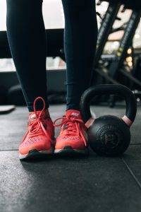 Turnschuhe und Kettlebell