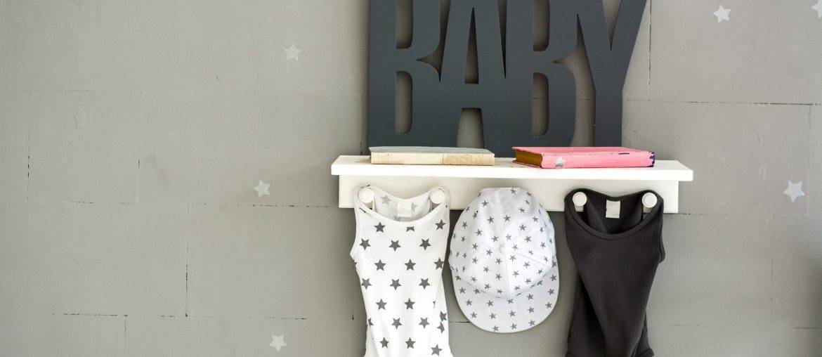 Babykleidung in Ordnung bringen