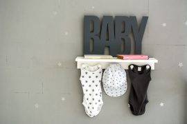 Babykleidung in Ordnung bringen