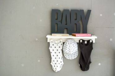 Babykleidung in Ordnung bringen