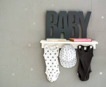 Babykleidung in Ordnung bringen