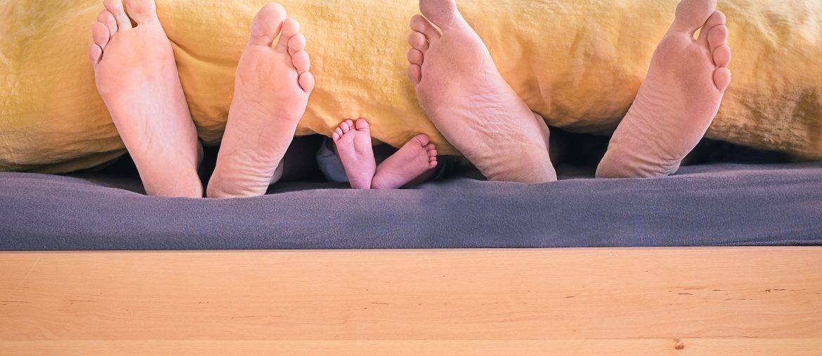 Füße im Bett