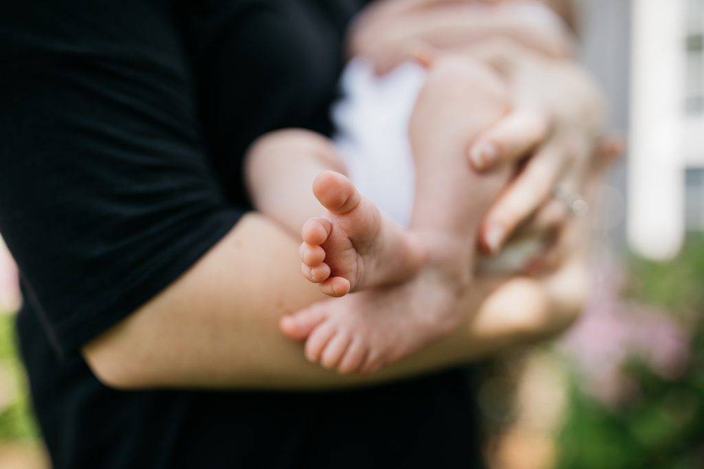 Stillen ist gut für kleine Babies. Beikost gibt es bei Erfüllen der Reifezeichen.