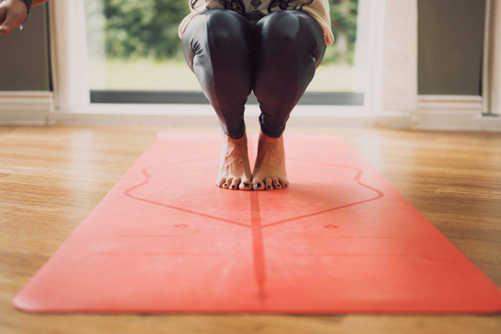 Schwangerschaftssport auf der Matte - zum Beispiel mit Yoga.