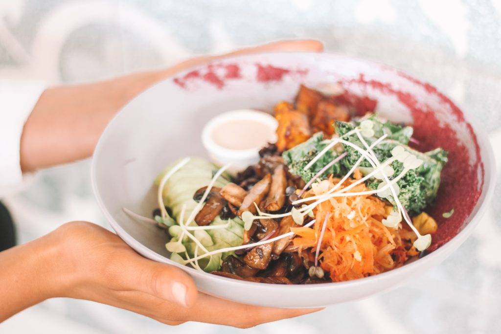 Vegetarische Bowl - schmackhaft und sättigend für Vegetarier.