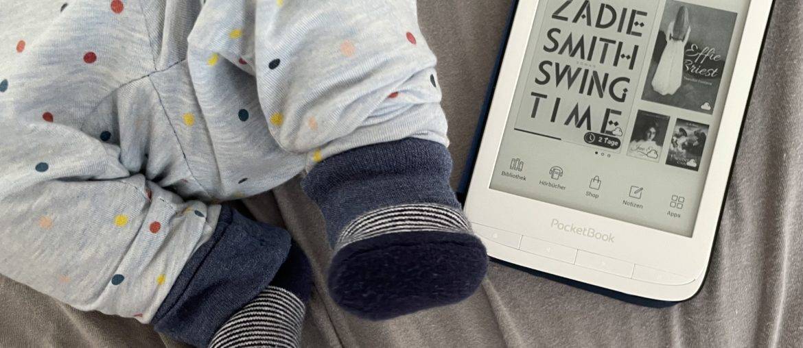 Pocketbook Touch HD 3: Entspannt Lesen mit einer Hand am Baby bücher, ebook, ereader, lesen, pocketbook