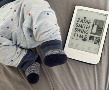 Pocketbook Touch HD 3: Entspannt Lesen mit einer Hand am Baby bücher, ebook, ereader, lesen, pocketbook