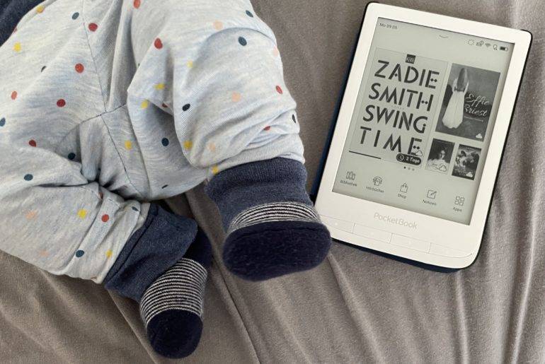 Pocketbook Touch HD 3: Entspannt Lesen mit einer Hand am Baby Bücher