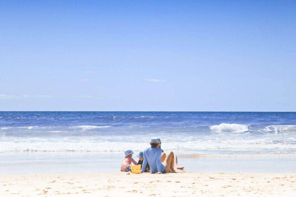 5 super Tipps für einen entspannten Strandtag mit Kleinkind wasser