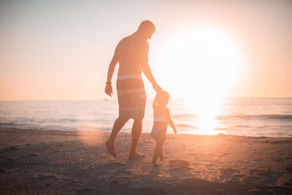 Papa und Tochter am Strand