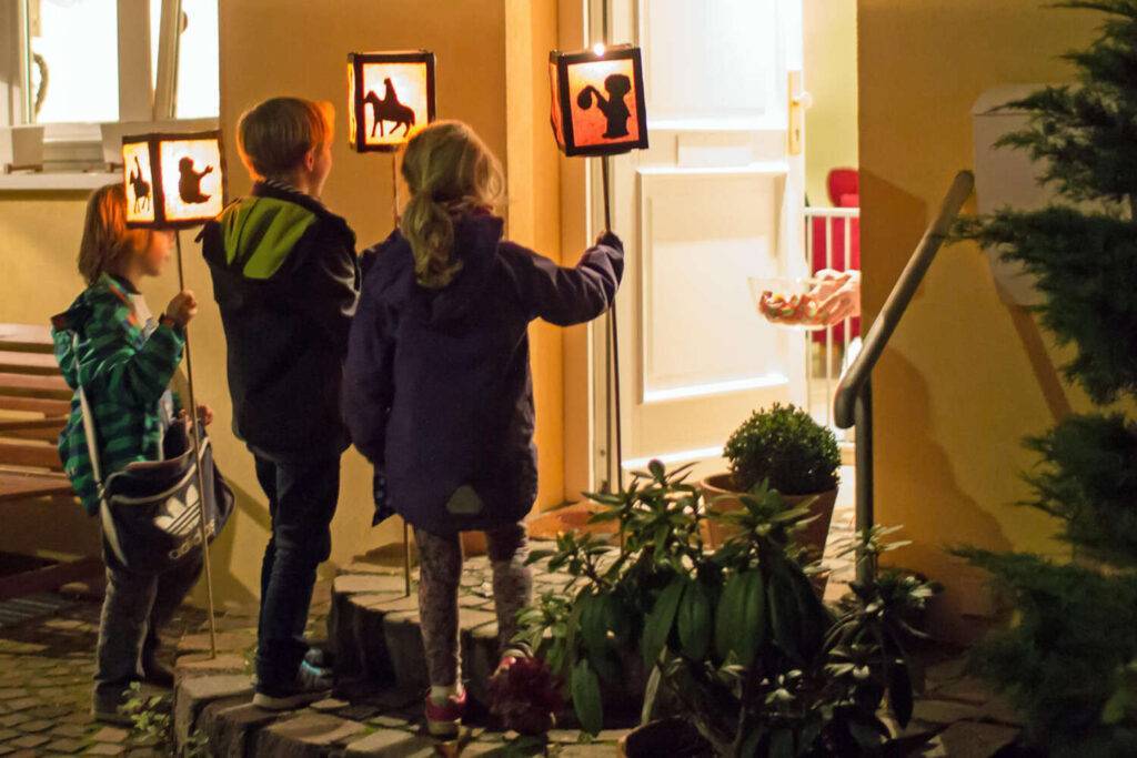 Brauchtum mit Laternenumzug: Tipps für gelungenen Martinstag der KiTa 4 Kinder beim Martinssingen in Köln.