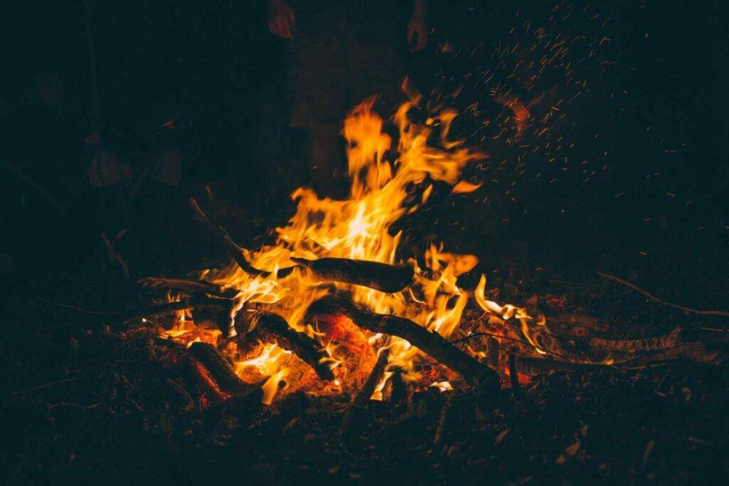 Brauchtum mit Laternenumzug: Tipps für gelungenen Martinstag der KiTa 3 Martinsfeuer am Ende des Zuges