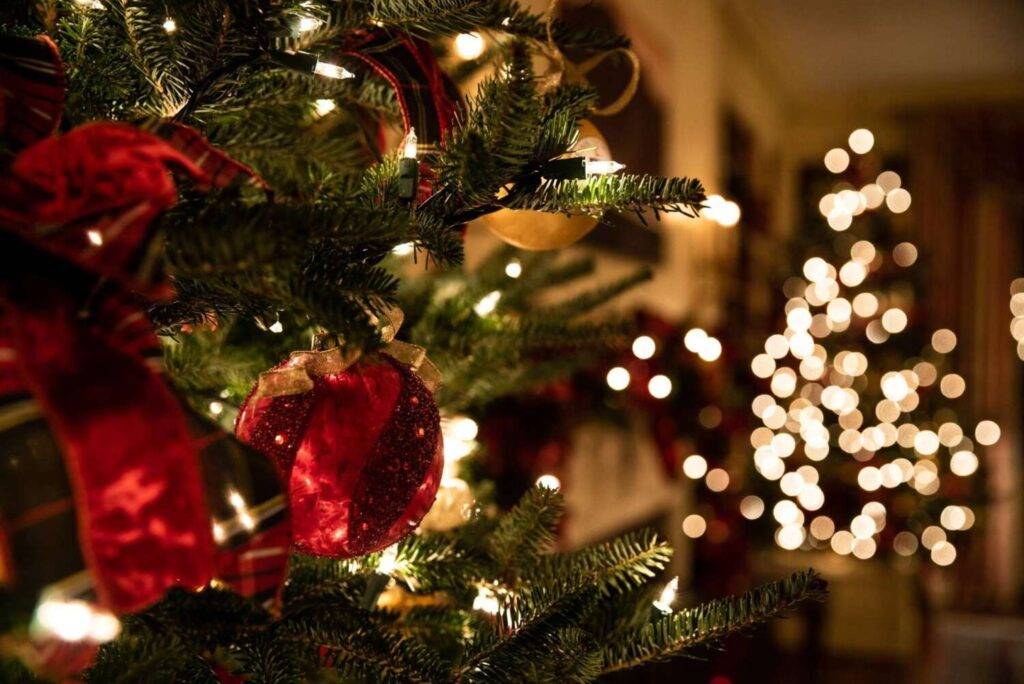 Achtsamkeit an Weihnachten: Mama bleibt entspannt (5 Tipps) 1 Achtsamkeit-an-Weihnachten: geschmückter Baum, das muss Mama nicht allein machen.