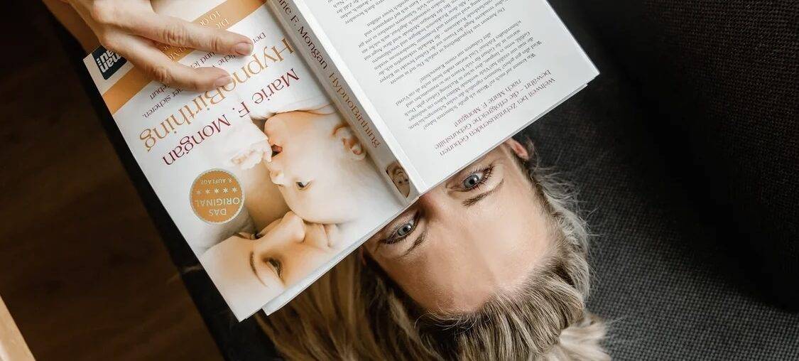 Julia mit Hypnobirthing Buch