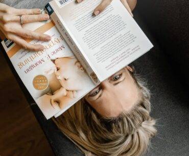 Julia mit Hypnobirthing Buch