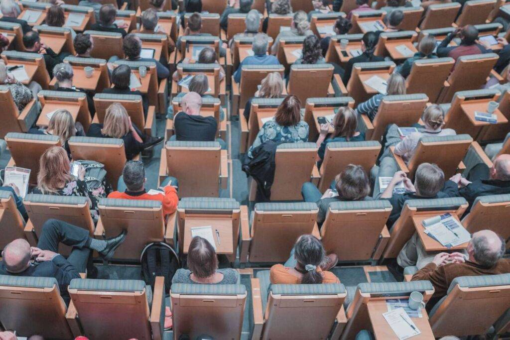 Lernen und zuhören auf dem Kongress.