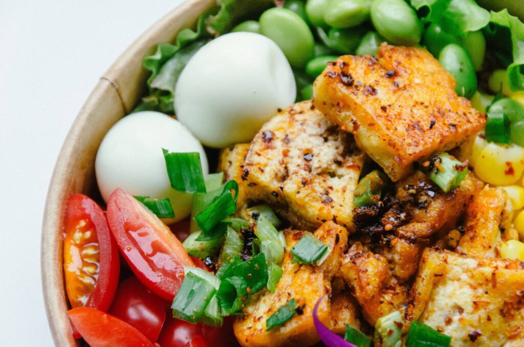 Tofu bowl und Eier als vegetarische Alternative für Protein in der Schwangerschaft