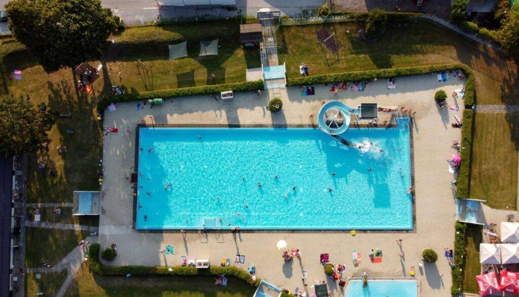 Ausflugsziele für die Sommerferien: Freibad von oben.