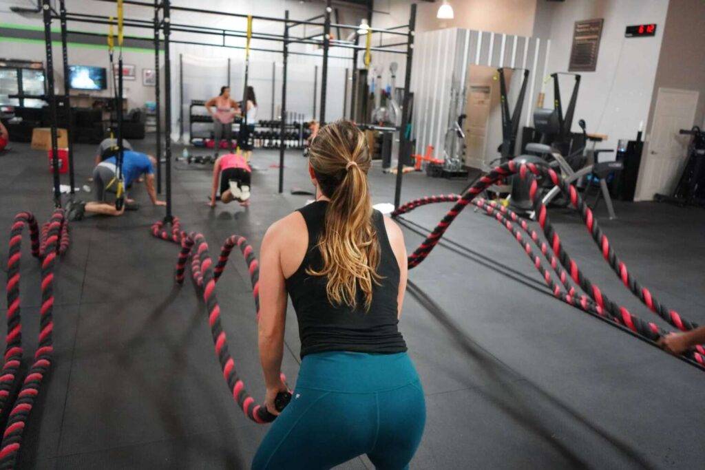 Gruppensport wie Crossfit, hier abgebildet, ist zeitlich besonders gut zu planen für Mamas Sportroutine.