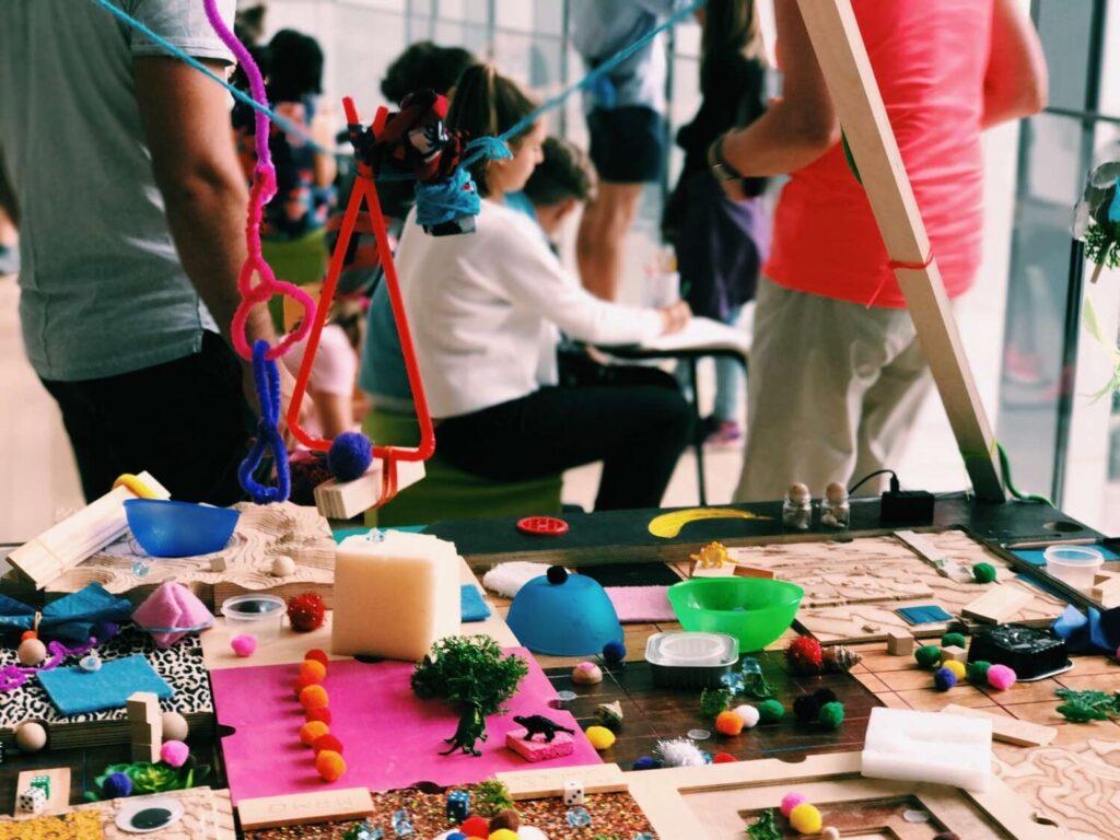 Kunst für Kinder: Jetzt Kinder mit Spaß an Kunst heranführen (mit Buchtipps!) 1 Kunst für Kinder: Einfach mal machen.