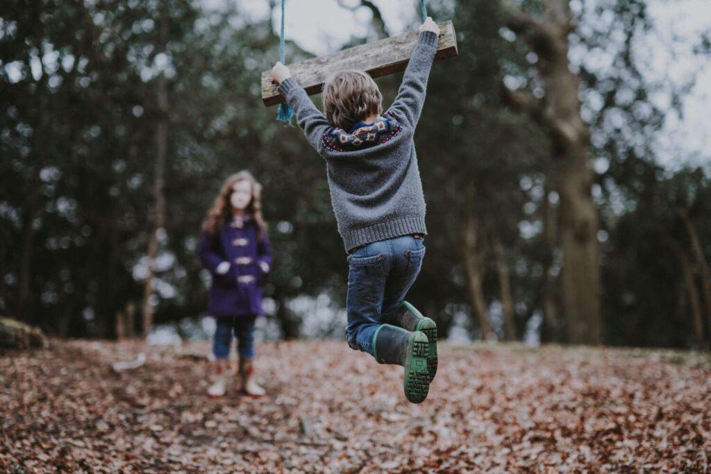 Kinder lieben Outdoor-Workouts, aber man sollte die Sicherheit nicht aus den Augen lassen!