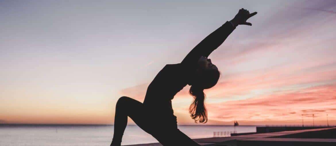 Yoga am Strand oder See klappt auch mit Kindern!