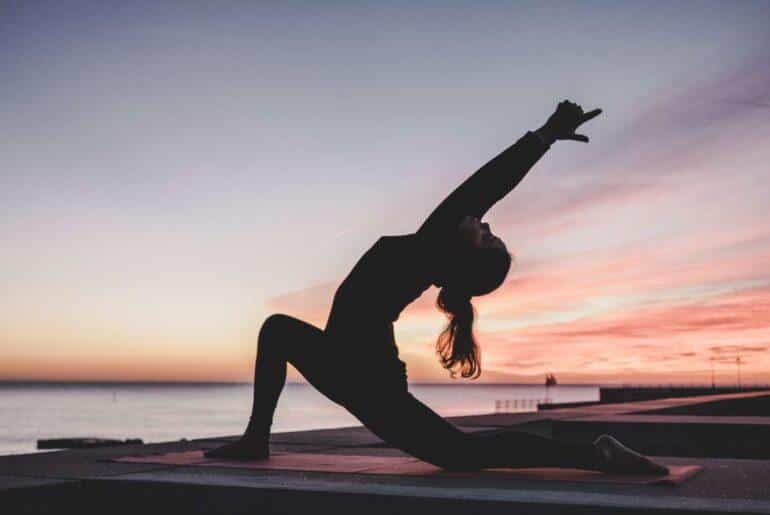 Yoga am Strand oder See klappt auch mit Kindern!