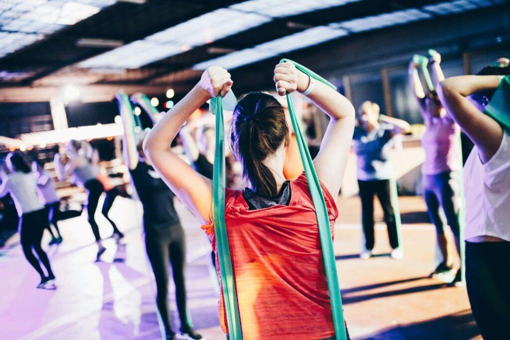Karriere ohne Burnout: Die Top-Strategien für High-Performerinnen mit Kindern 5 Egal ob Crossfit, Gruppenkurs oder Gewichte: Hauptsache Mama macht Sport und bleibt fit.