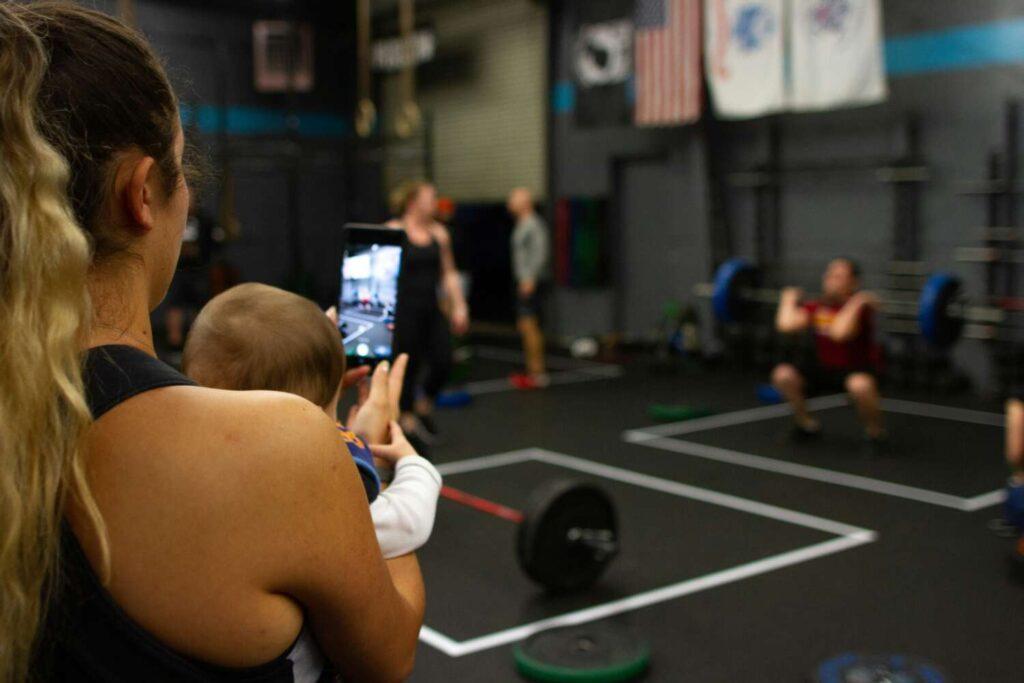 Mama und Baby beim Crossfit - mentale Gesundheit dank Fitness.