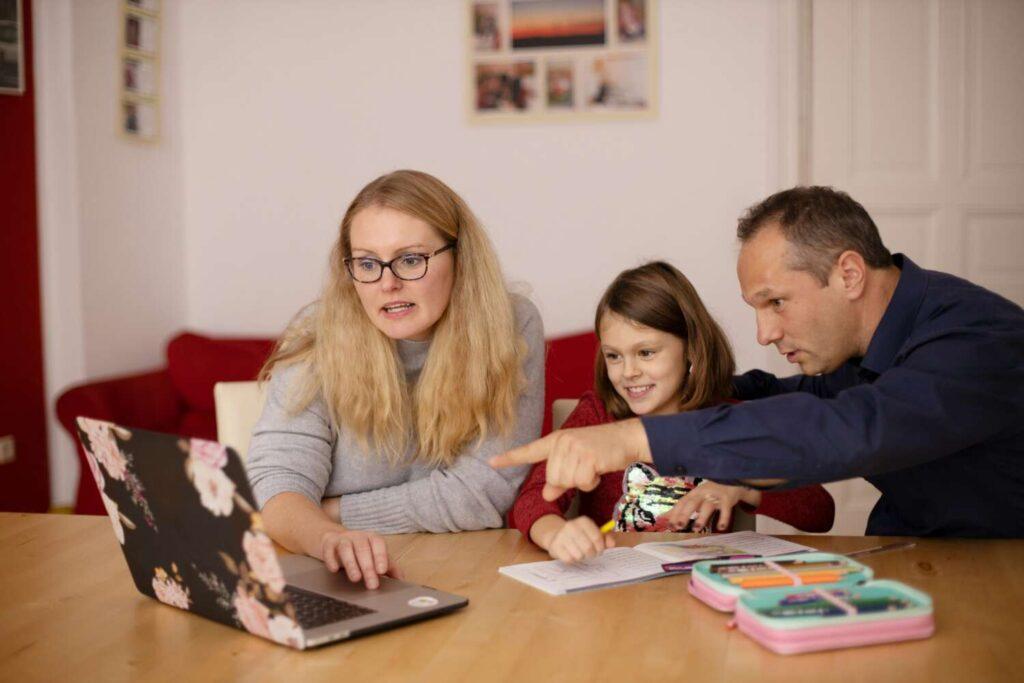 Familie lernt mit Sofatutor.