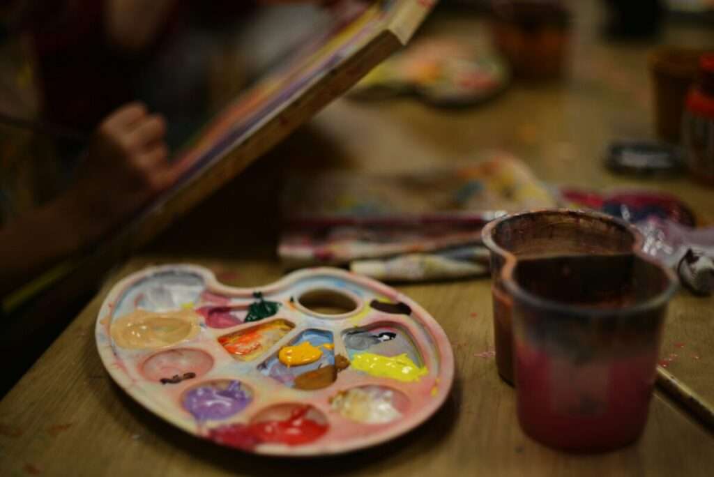 Hobby vs. Handy: Finde das beste Freizeitprojekt fürs Kind 2 Malen als Hobby - hier siehst du eine Farbtafel mit Acrylfarben