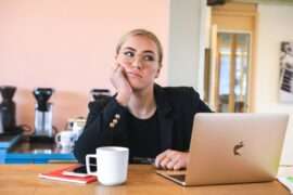 Frau genervt von karriere