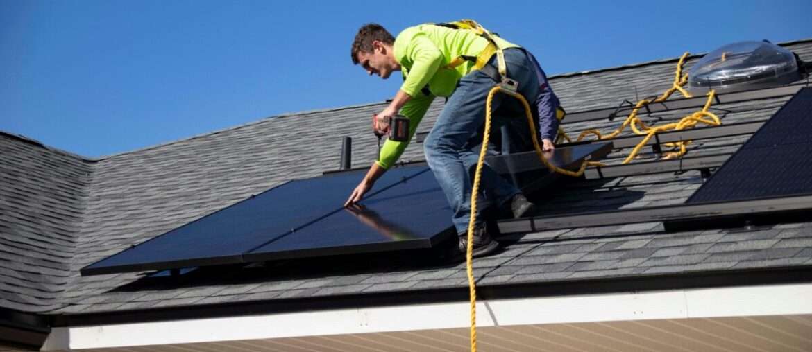Installation von Solarpaneelen für ein Balkonkkraftwerk