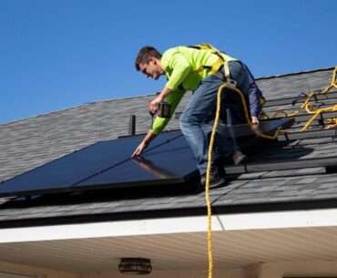 Installation von Solarpaneelen für ein Balkonkkraftwerk