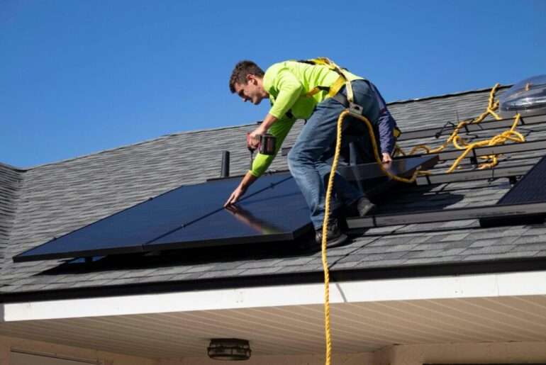 Installation von Solarpaneelen für ein Balkonkkraftwerk