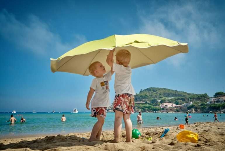 Hitzschlag kann vermieden werden - zum Beispiel mit Sonnenschirmen.